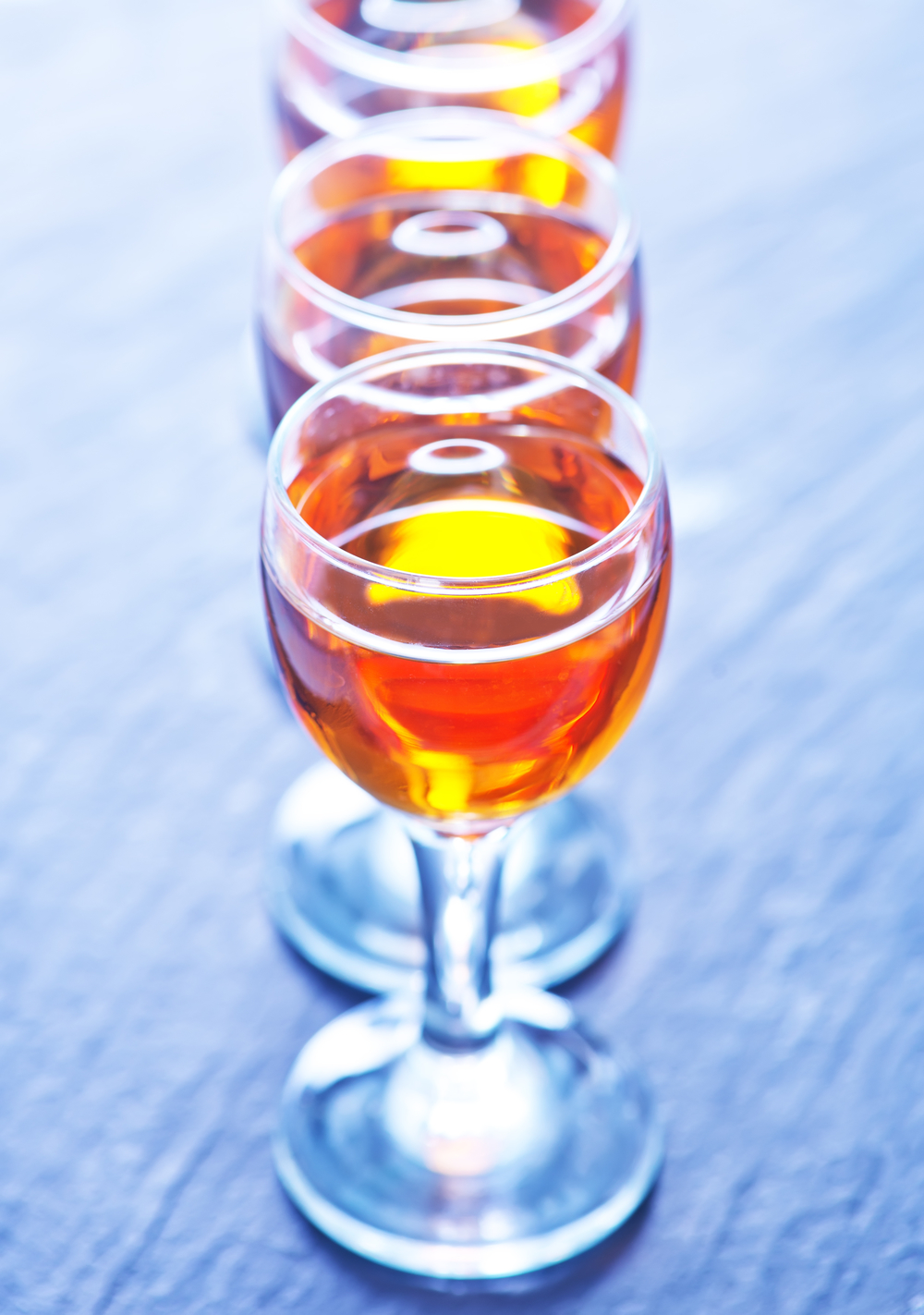 黑桌上的眼鏡與酒精飲料 一場(chǎng)微醺的視覺(jué)邂逅